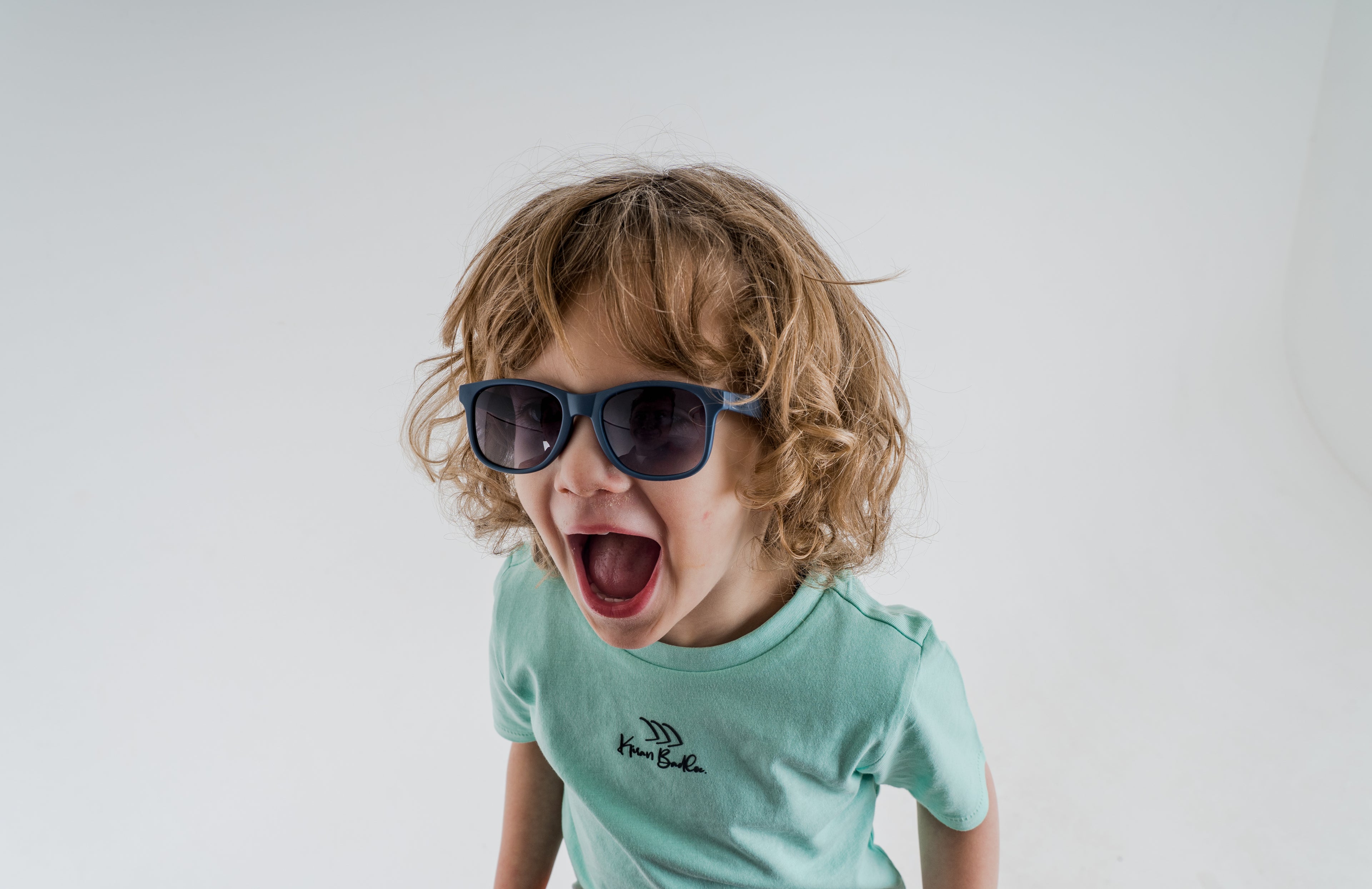 Jongen met FatOnclesBOB Blauwe kinderzonnebril