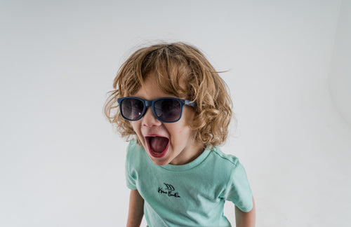 Jongen met FatOnclesBOB Blauwe kinderzonnebril