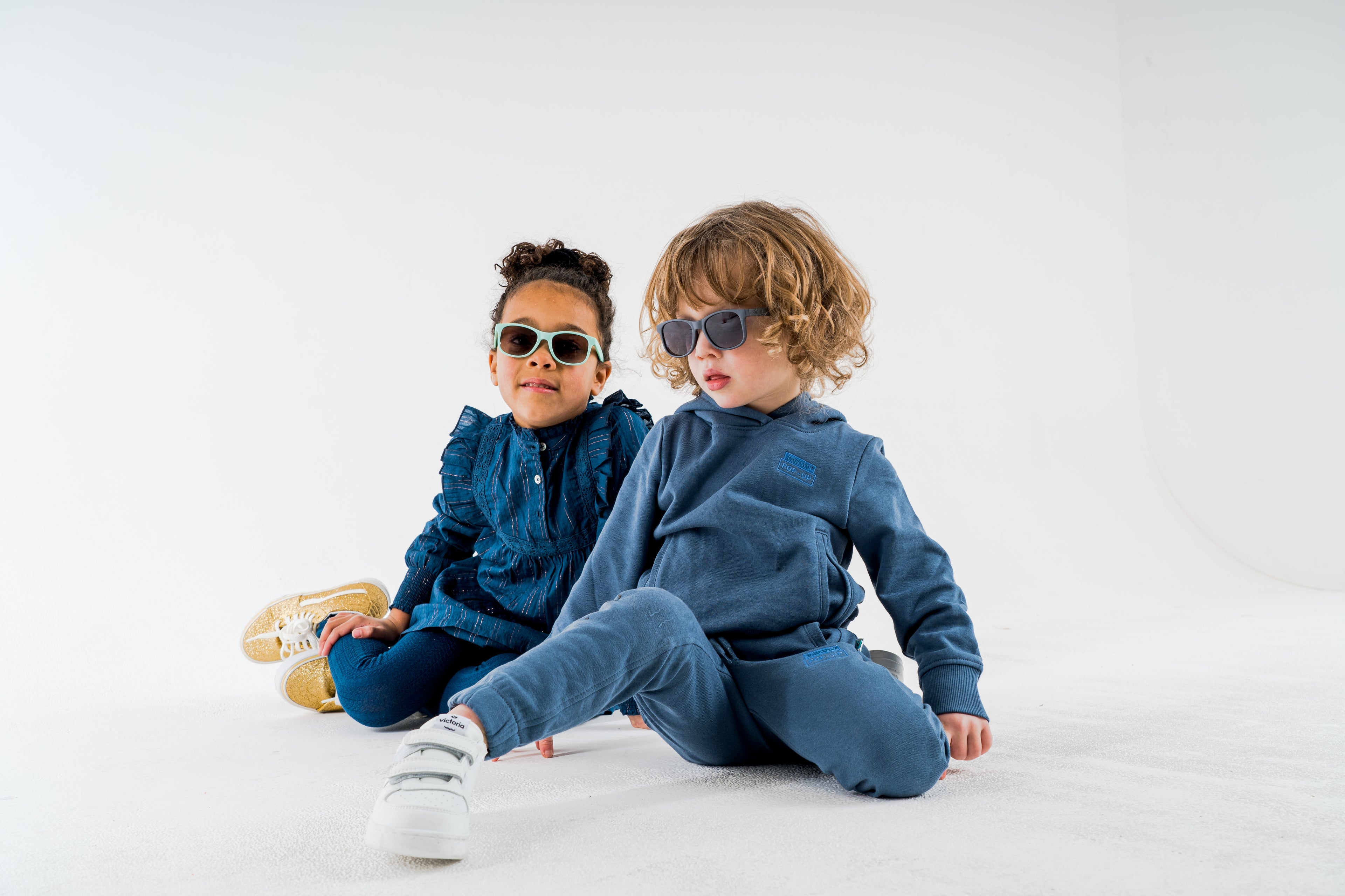 Jongen met FatOnclesBOB Blauwe kinderzonnebril voorzijde