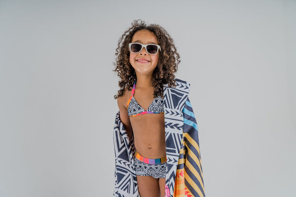 Meisje met FatOncles DAVE Wit kinderzonnebril strand