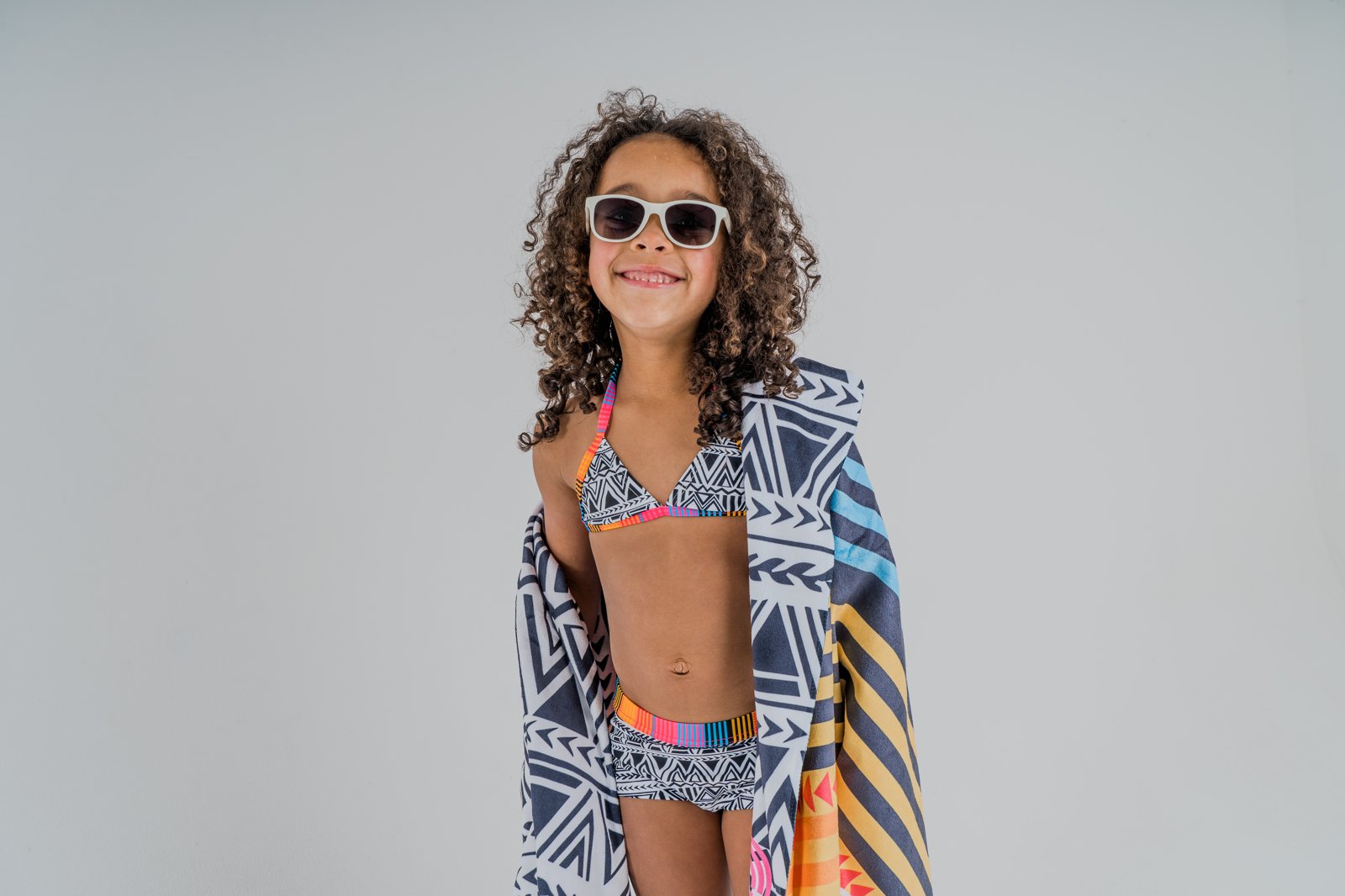Meisje met FatOncles DAVE Wit kinderzonnebril strand