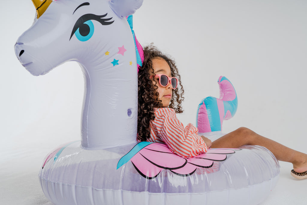 Meisje met FatOncles FRANK roze kinderzonnebril in flamingo