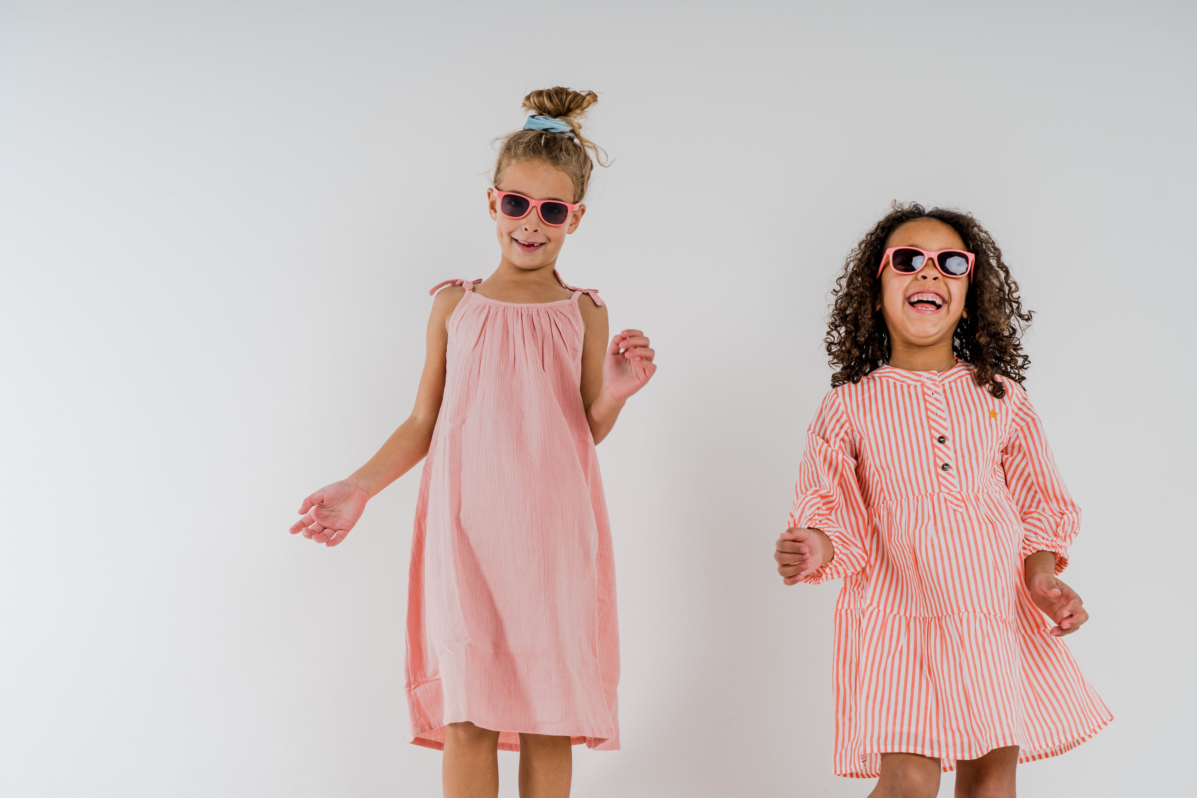 Meisjes met FatOncles FRANK roze kinderzonnebril
