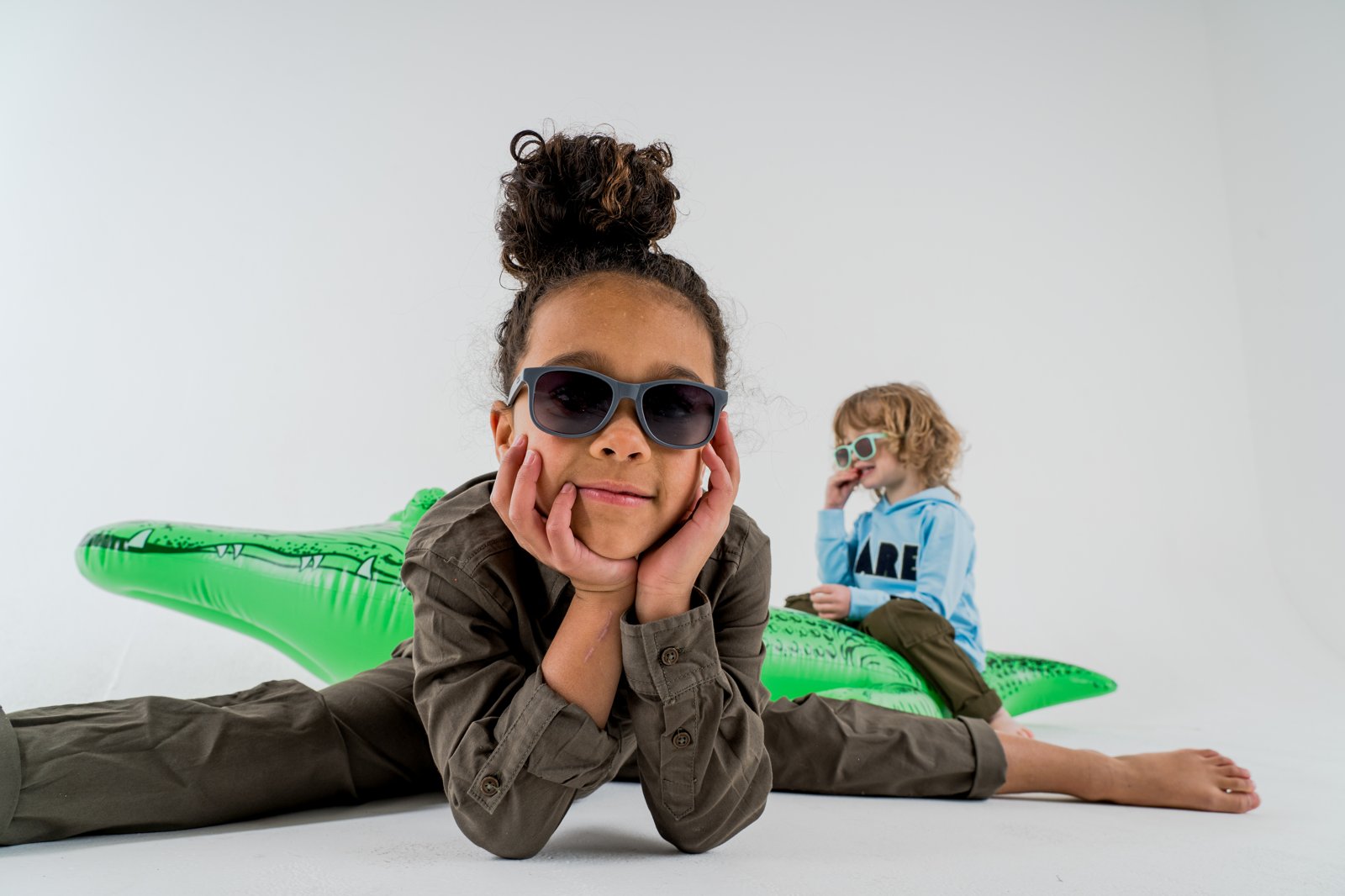Meisje met FatOncles GARRY Antraciet kinderzonnebril