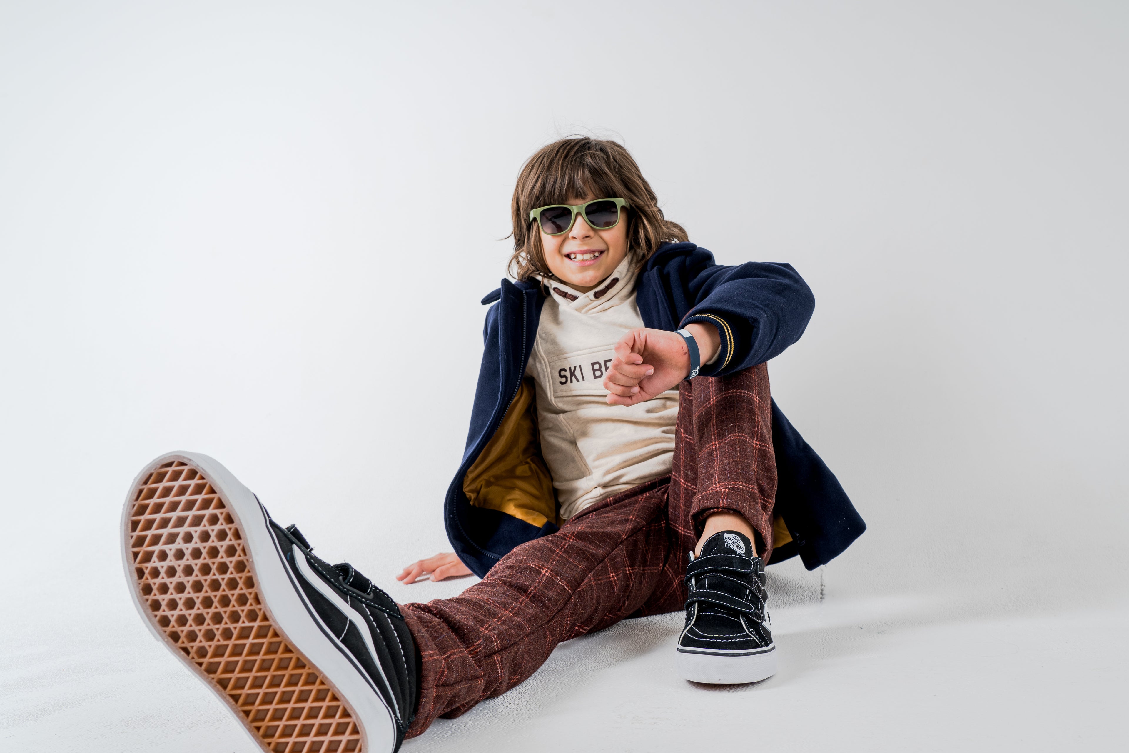 Jongen met FatOncles GUS Legergroen kinderzonnebril