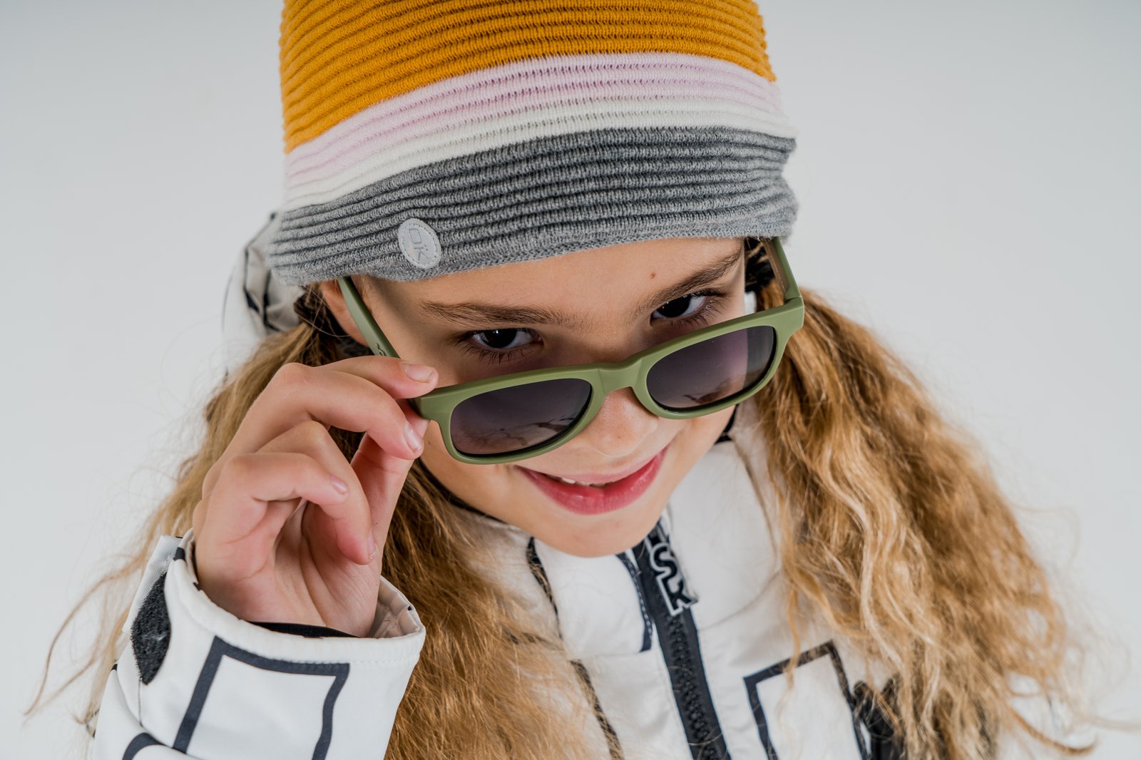 Meisje met FatOncles GUS Legergroen kinderzonnebril met muts