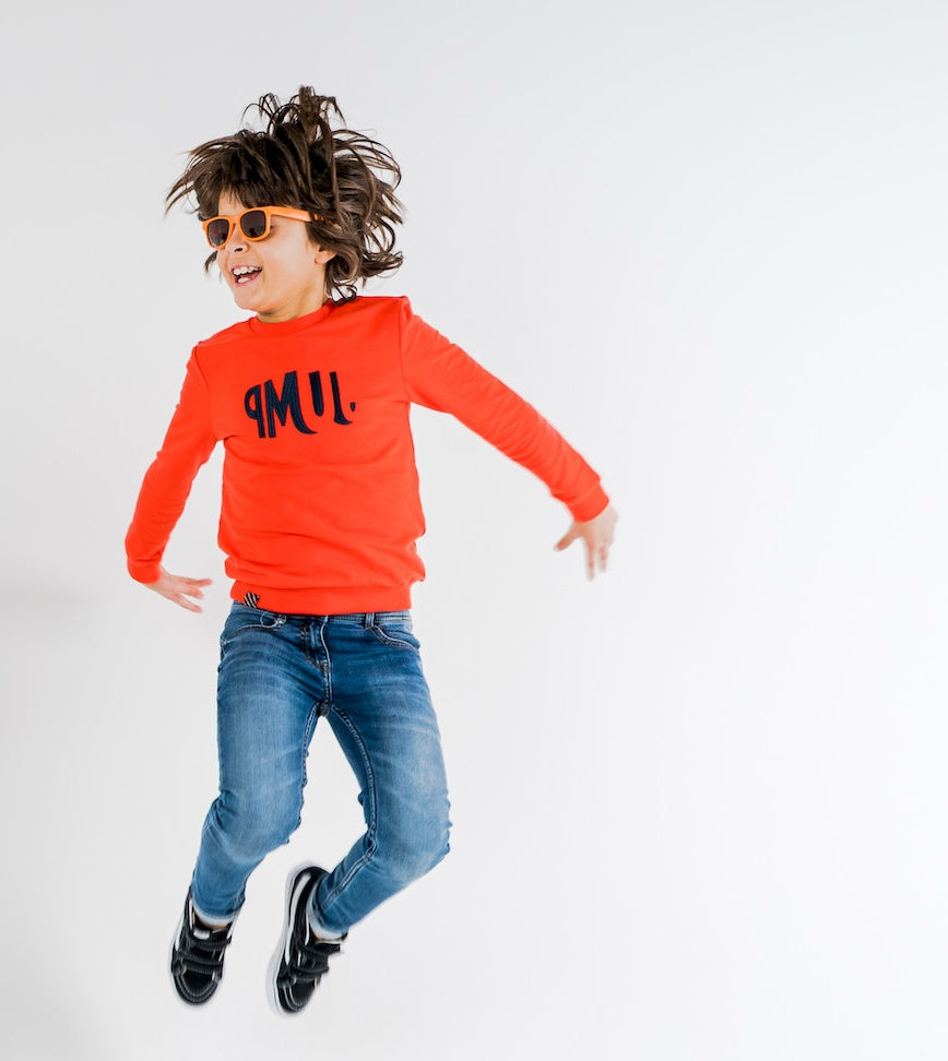 Jongen met FatOncles JULIE Oranje kinderzonnebril