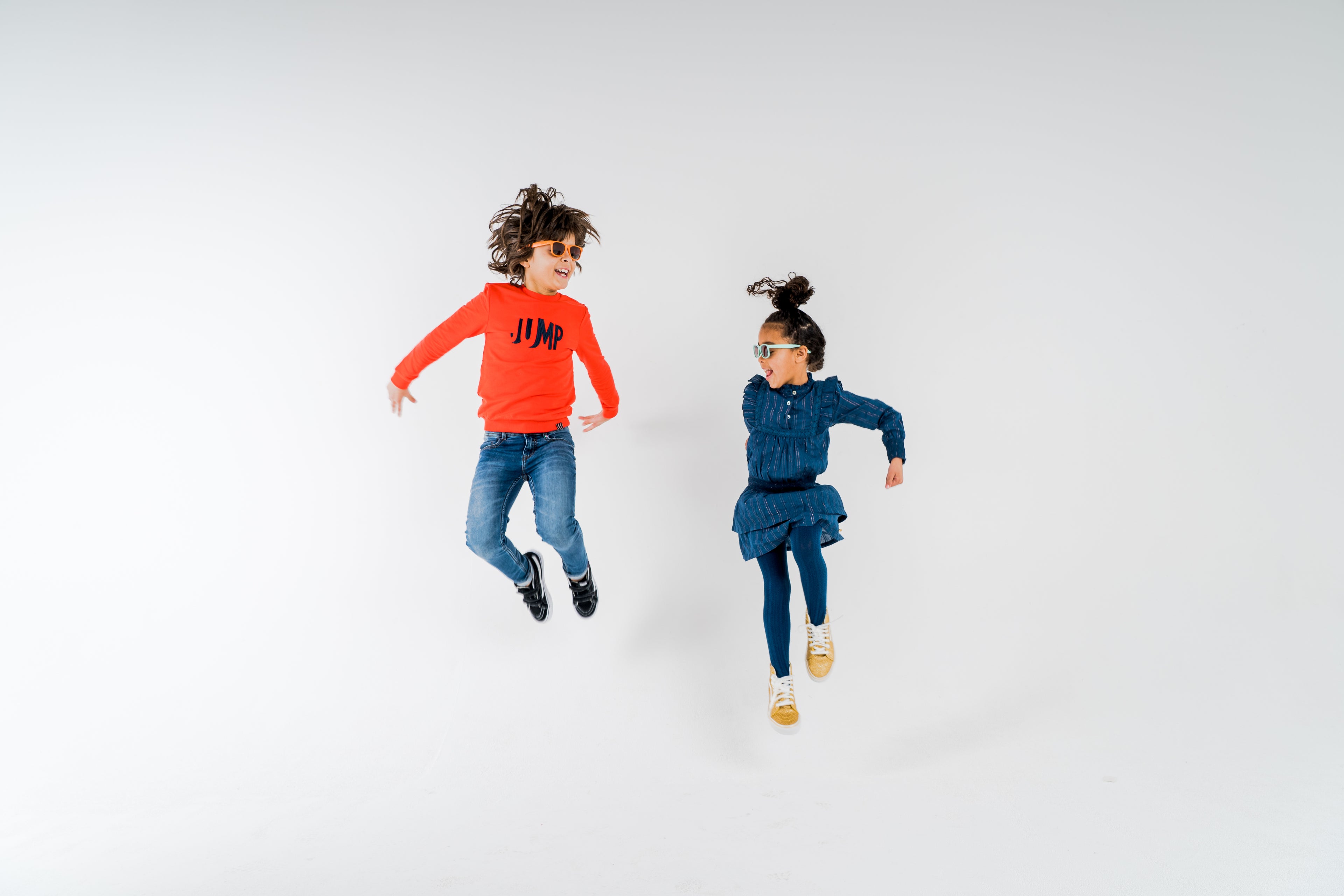 Kids met FatOncles SAM Mint kinderzonnebril springen